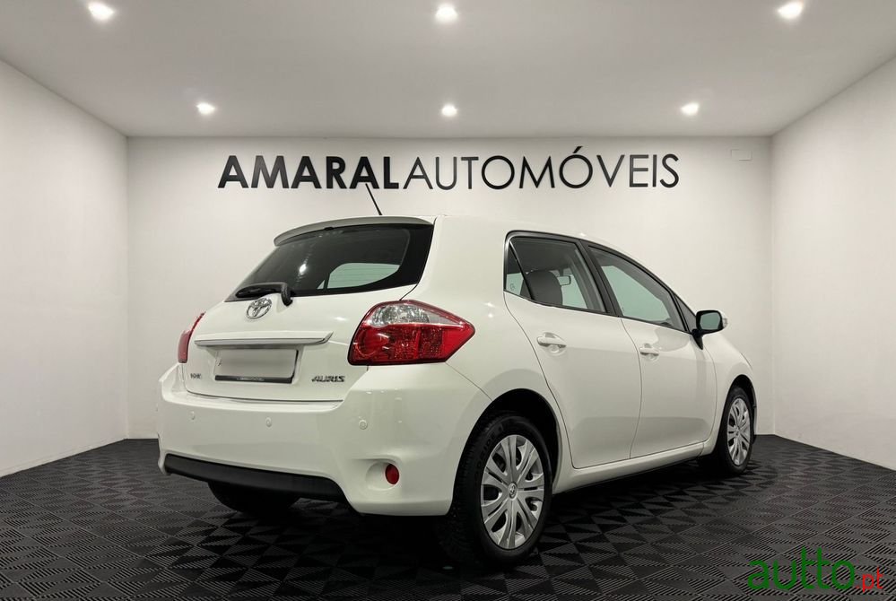 2010' Toyota Auris photo #3