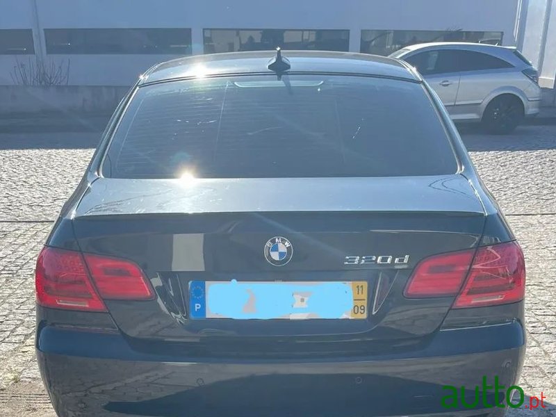 2011' BMW 320 photo #2