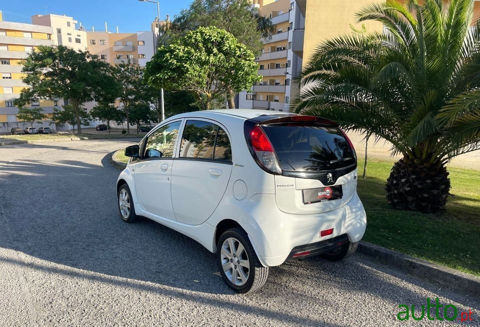 2011' Peugeot iOn photo #3