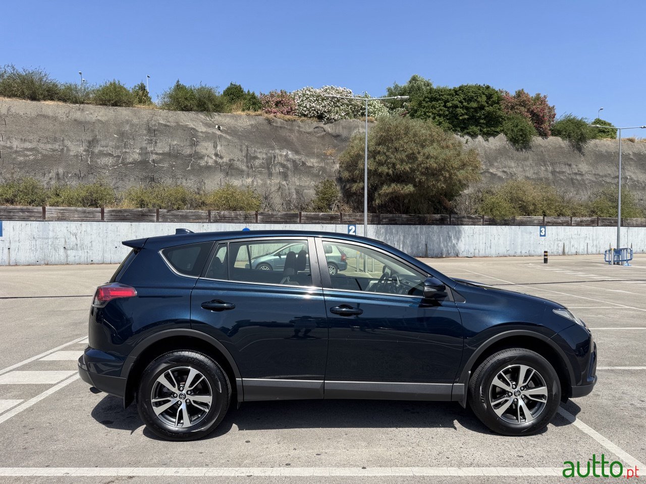 2018' Toyota RAV4 4x2 photo #3