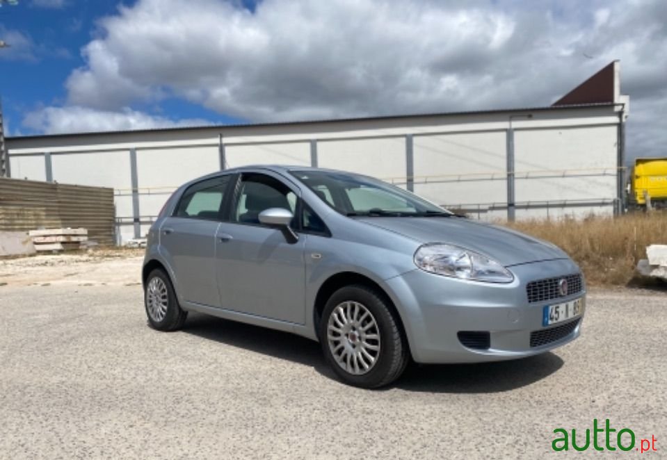 2009' Fiat Grande Punto photo #2