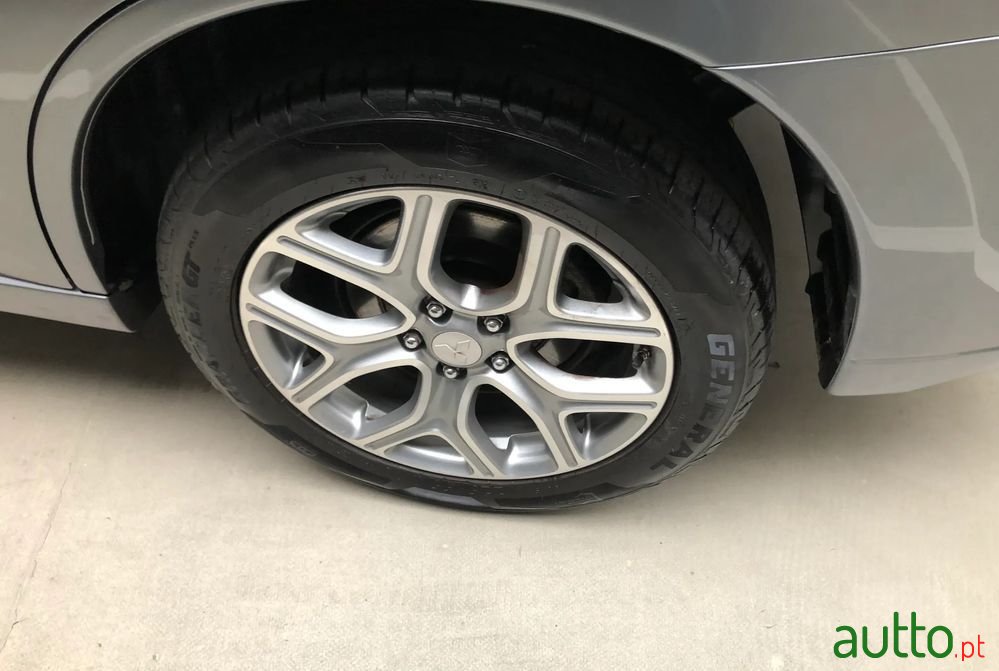 2015' Mitsubishi Outlander photo #5