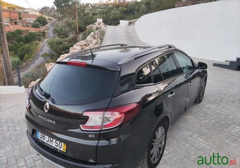 2010' Renault Megane Sport Tourer photo #5