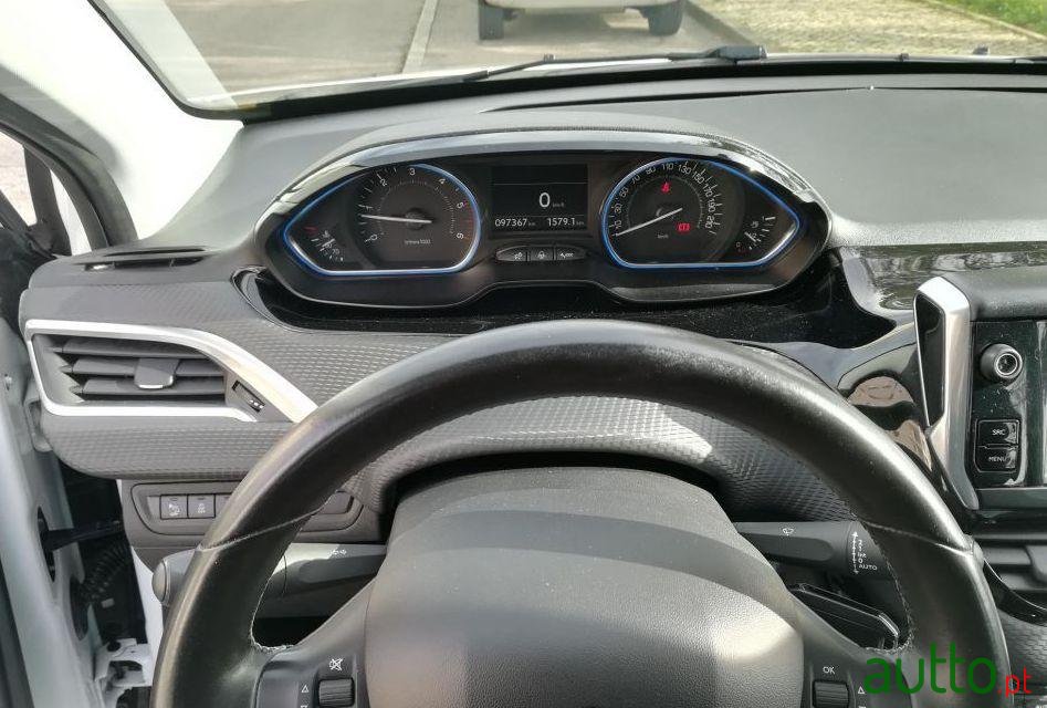 2015' Peugeot 2008 photo #4