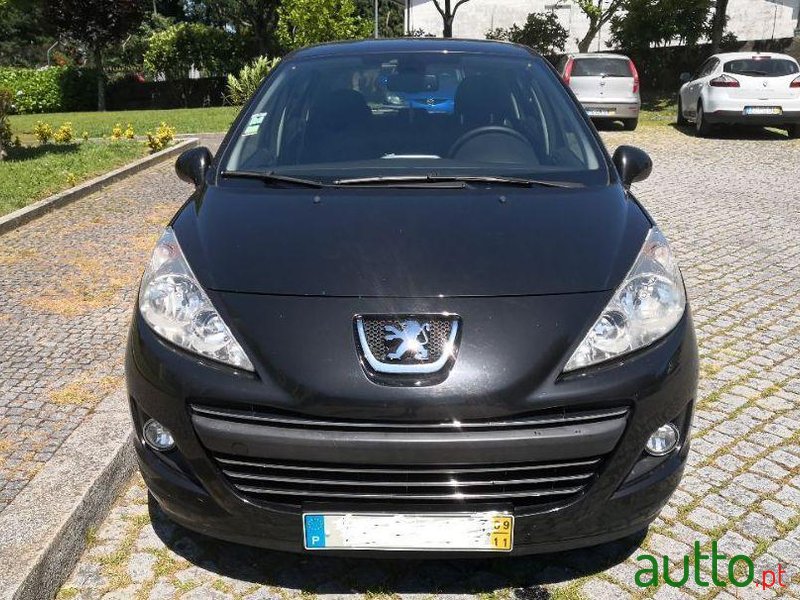 2009' Peugeot 207 1.4 Hdi Sport photo #3