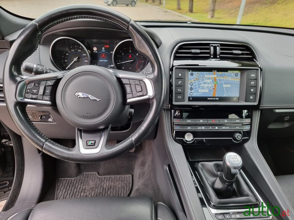 2017' Jaguar F-Pace photo #5