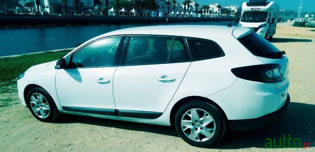 2011' Renault Megane Sport Tourer photo #2