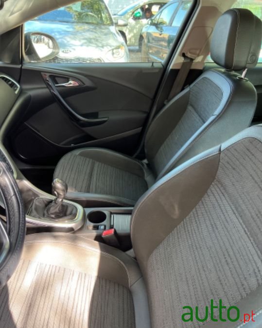 2015' Opel Astra photo #5