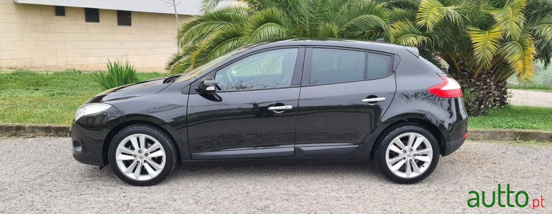 2010' Renault Megane photo #2