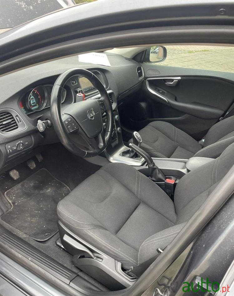 2013' Volvo V40 D2 photo #3