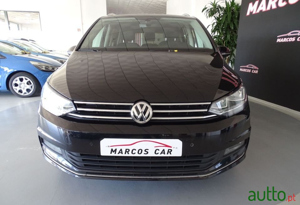 2019' Volkswagen Touran photo #2