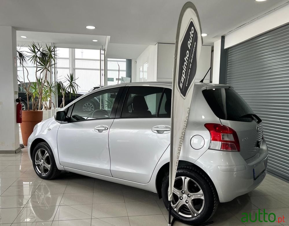 2011' Toyota Yaris photo #2