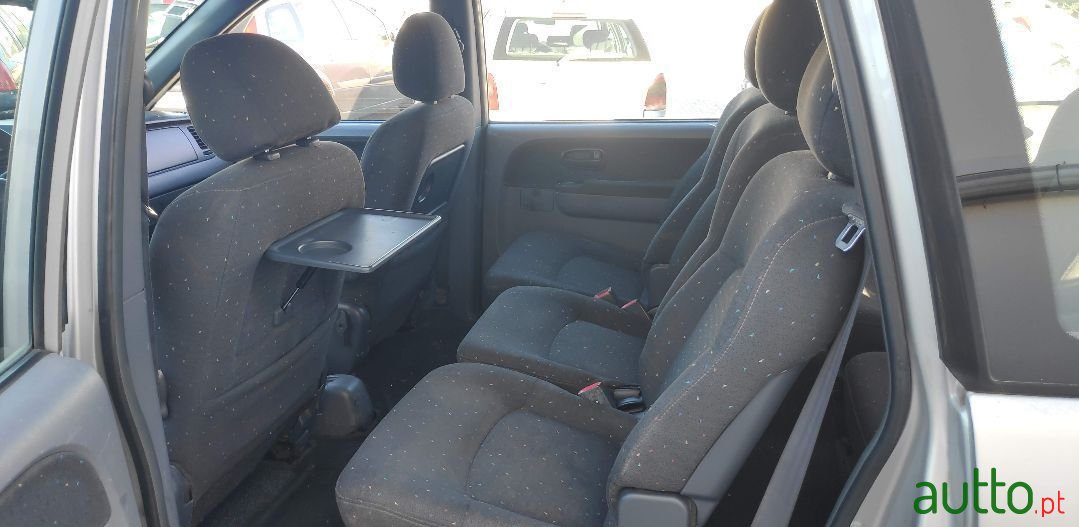 2002' Hyundai Trajet photo #5