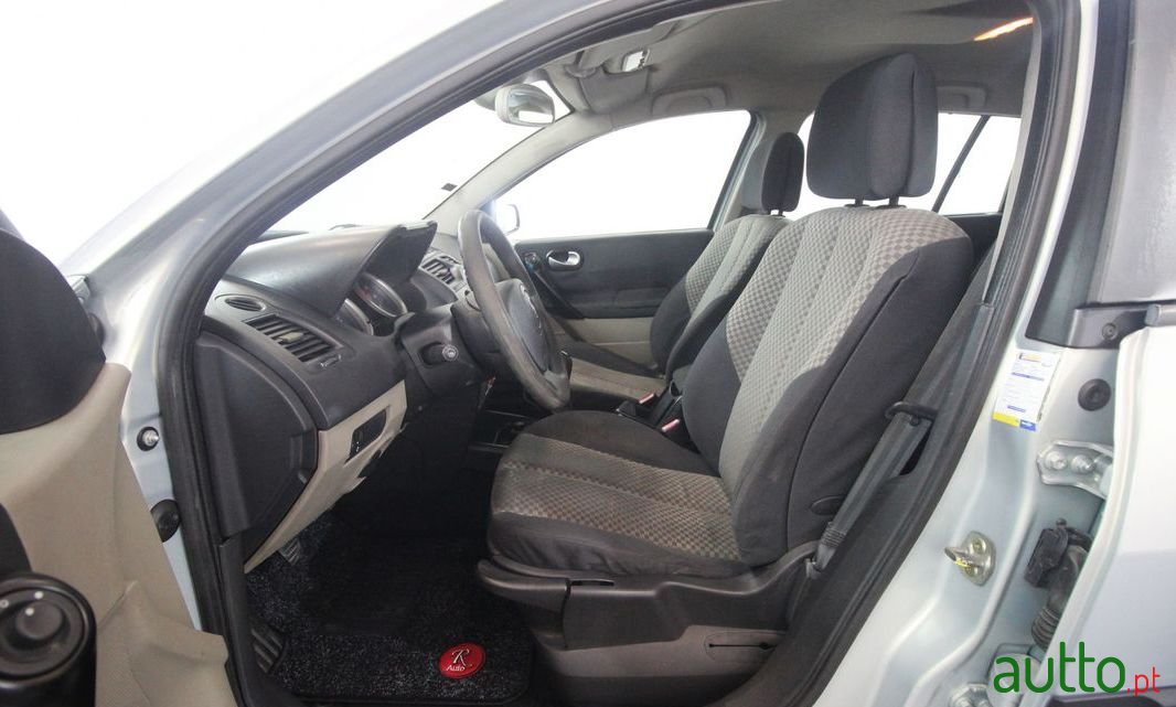 2004' Renault Megane photo #3