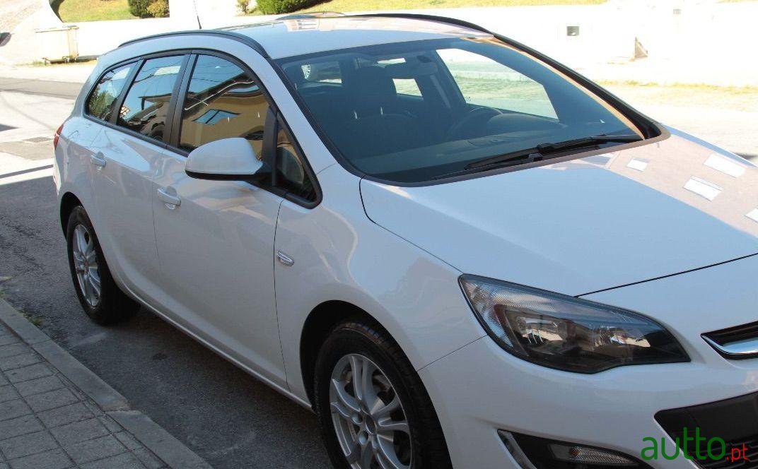 2013' Opel Astra Sports-Tourer photo #1