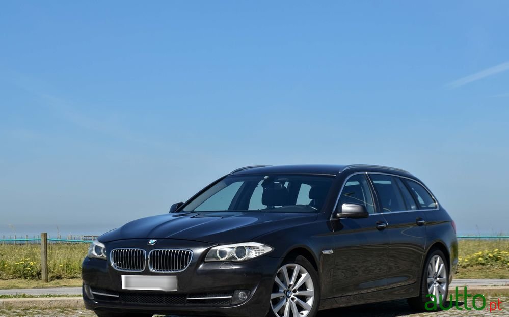 2011' BMW 520 Da Touring Executive photo #4