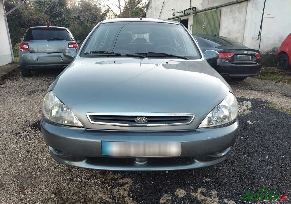 2002' Kia Rio Sw photo #2