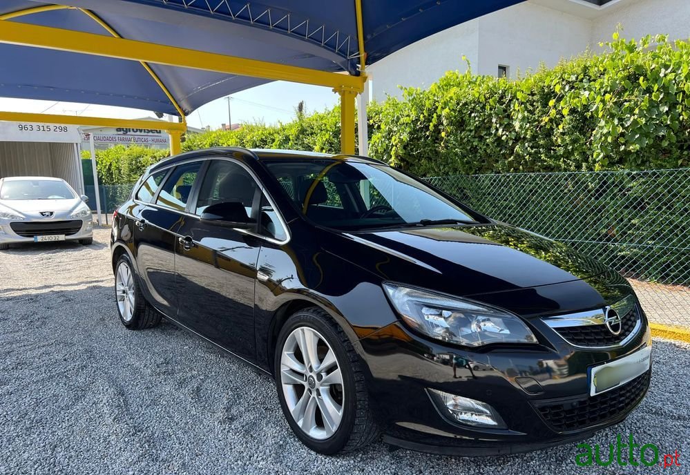 2011' Opel Astra Sports Tourer photo #1