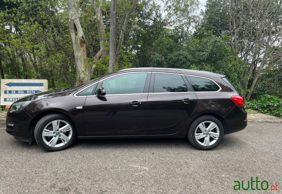 2015' Opel Astra photo #2