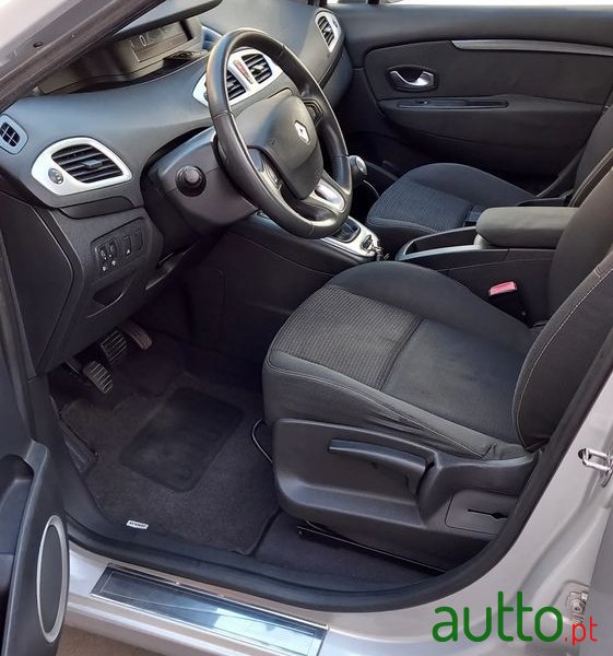 2009' Renault Grand Scenic photo #2