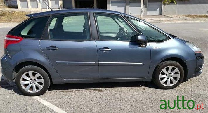 2010' Citroen C4 Picasso photo #1