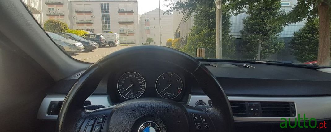 2010' BMW 316 photo #2