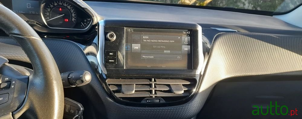 2016' Peugeot 2008 photo #6