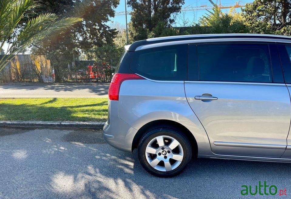 2014' Peugeot 5008 photo #3