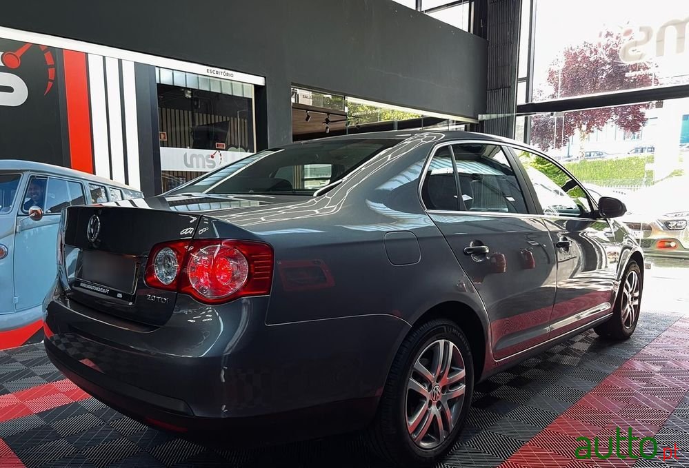 2009' Volkswagen Jetta 2.0 Tdi Highline photo #6
