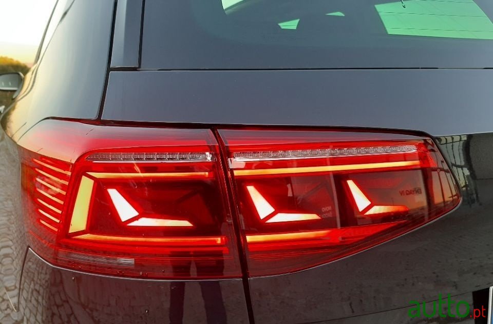 2020' Volkswagen Passat Variant photo #7