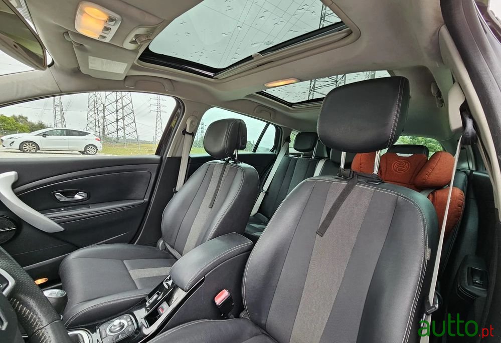 2011' Renault Megane Sport Tourer photo #5