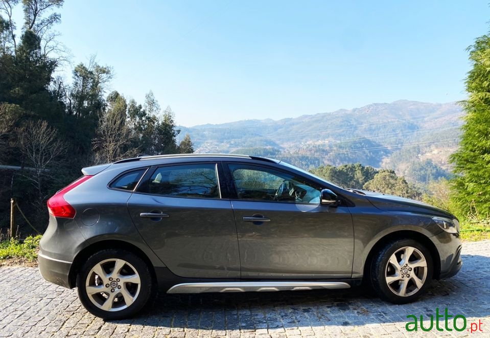 2013' Volvo V40 Cross Country photo #3