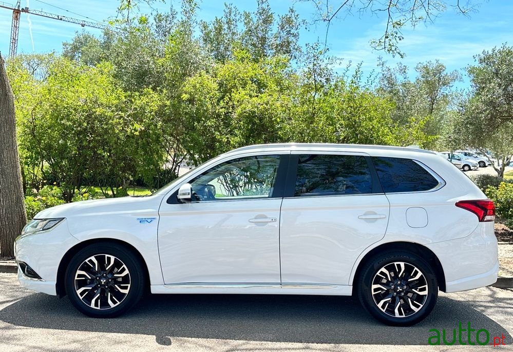 2016' Mitsubishi Outlander photo #1
