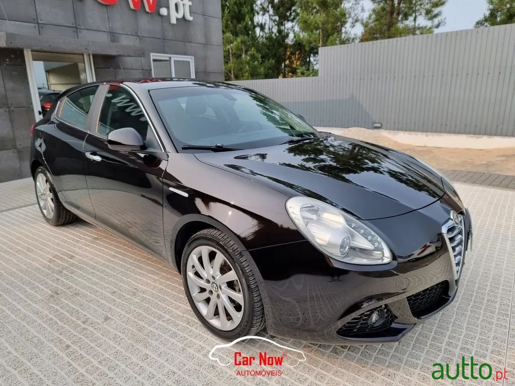 2013' Alfa Romeo Giulietta photo #3