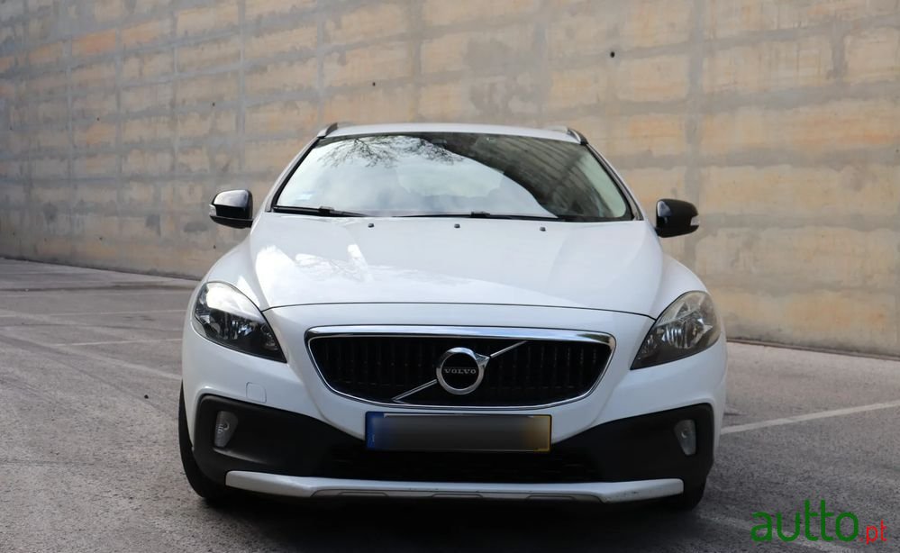 2017' Volvo V40 Cross Country photo #3