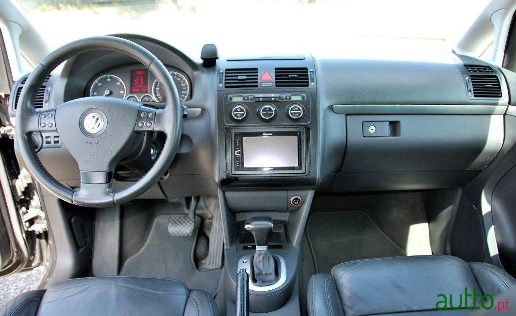 2005' Volkswagen Touran photo #1