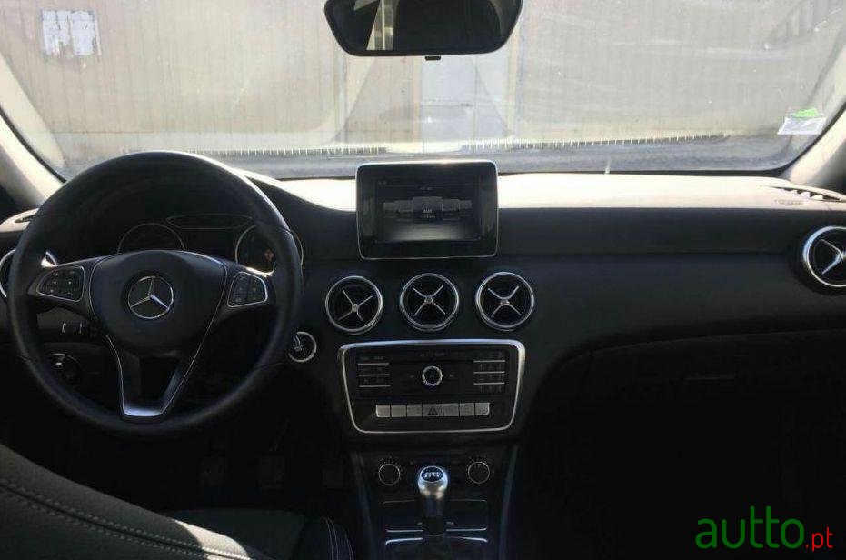 2017' Mercedes-Benz A-180 Blue Eff Xénon photo #2