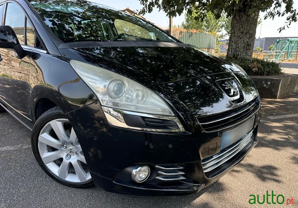 2012' Peugeot 5008 photo #2