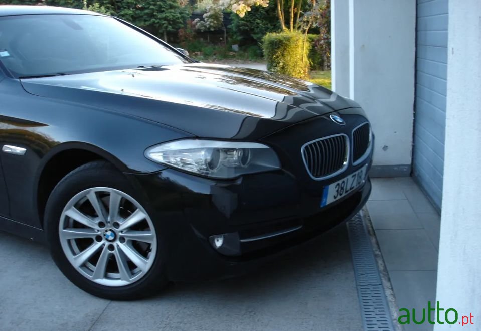 2011' BMW 520 photo #3