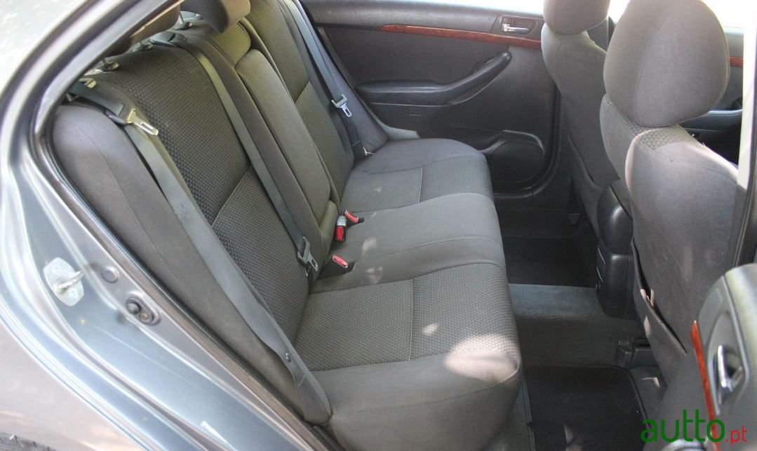2003' Toyota Avensis photo #6