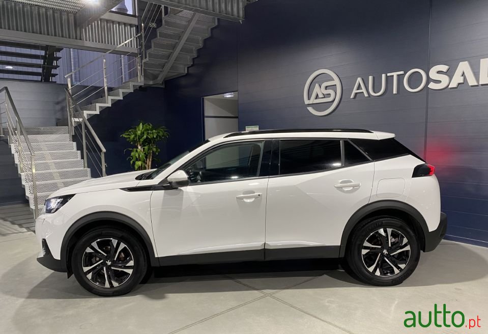 2021' Peugeot 2008 photo #2