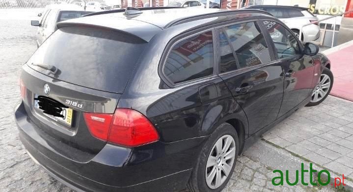 2011' BMW 318 photo #3