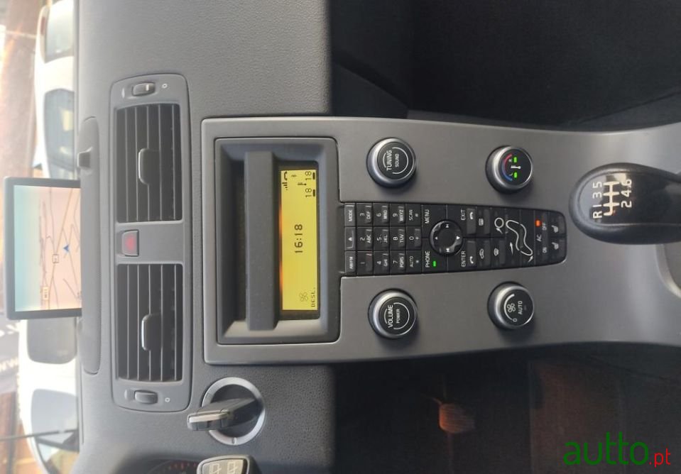 2011' Volvo V50 photo #6