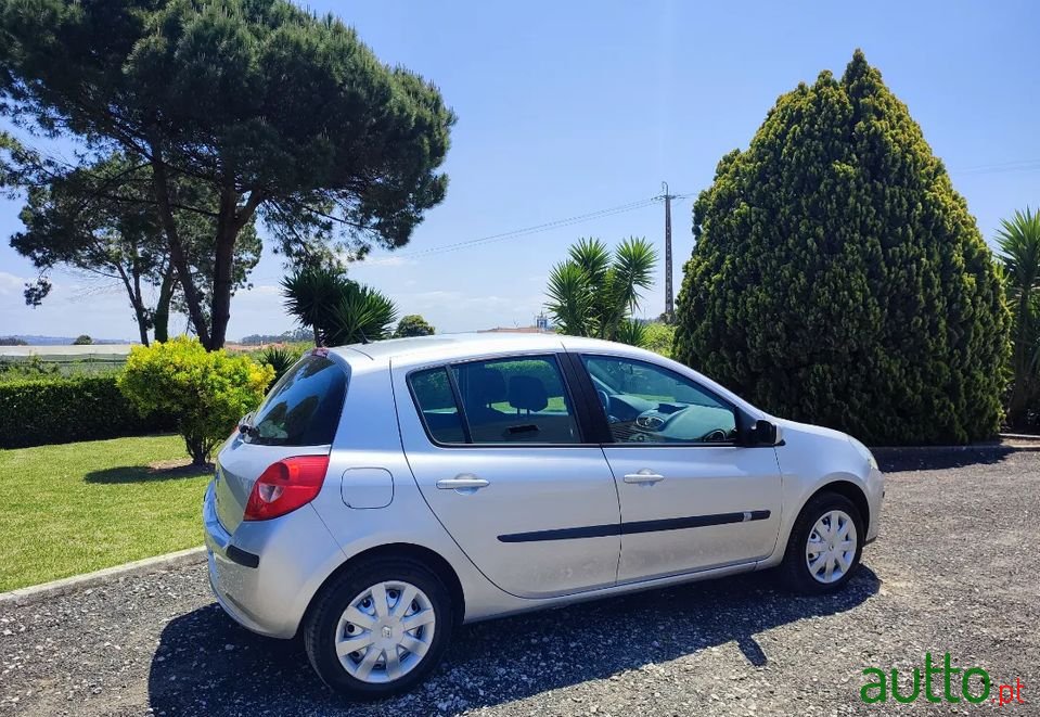 2008' Renault Clio photo #6