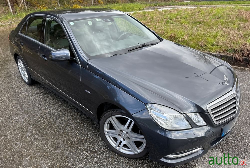 2011' Mercedes-Benz Classe E photo #2