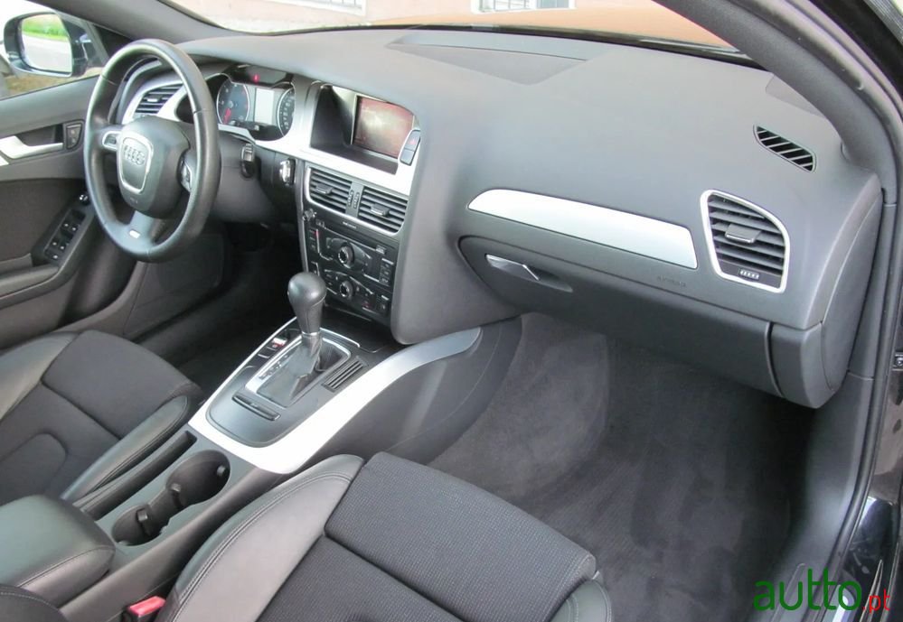 2011' Audi A4 Avant photo #3