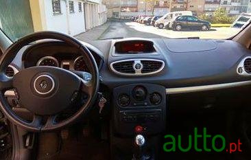 2011' Renault Clio 1.2 16V Dynamic S photo #2