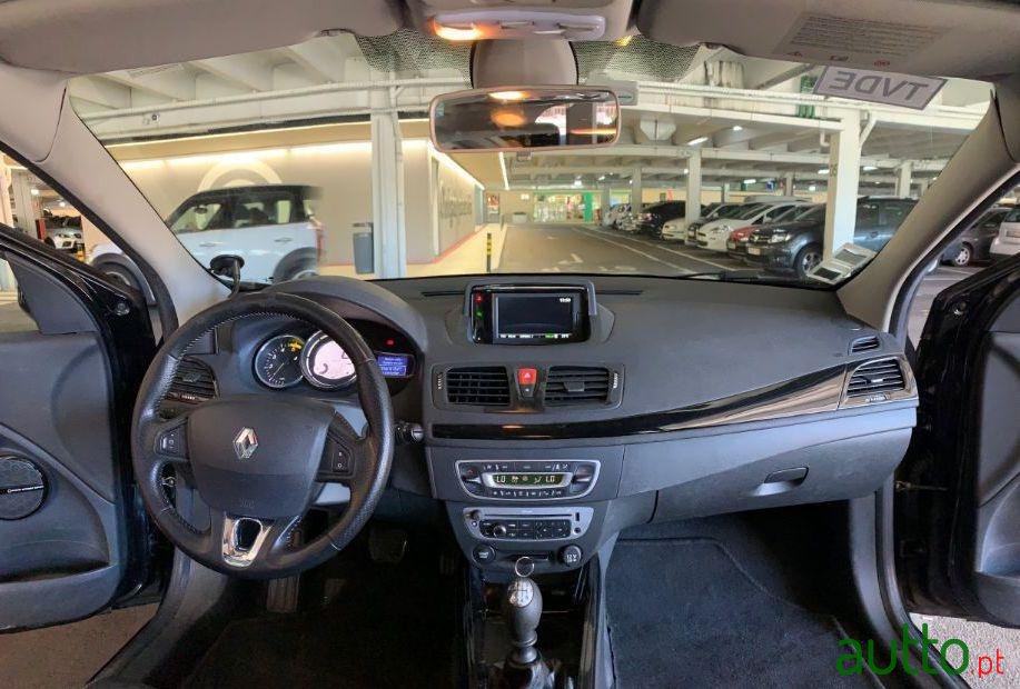 2013' Renault Megane Sport Tourer photo #2