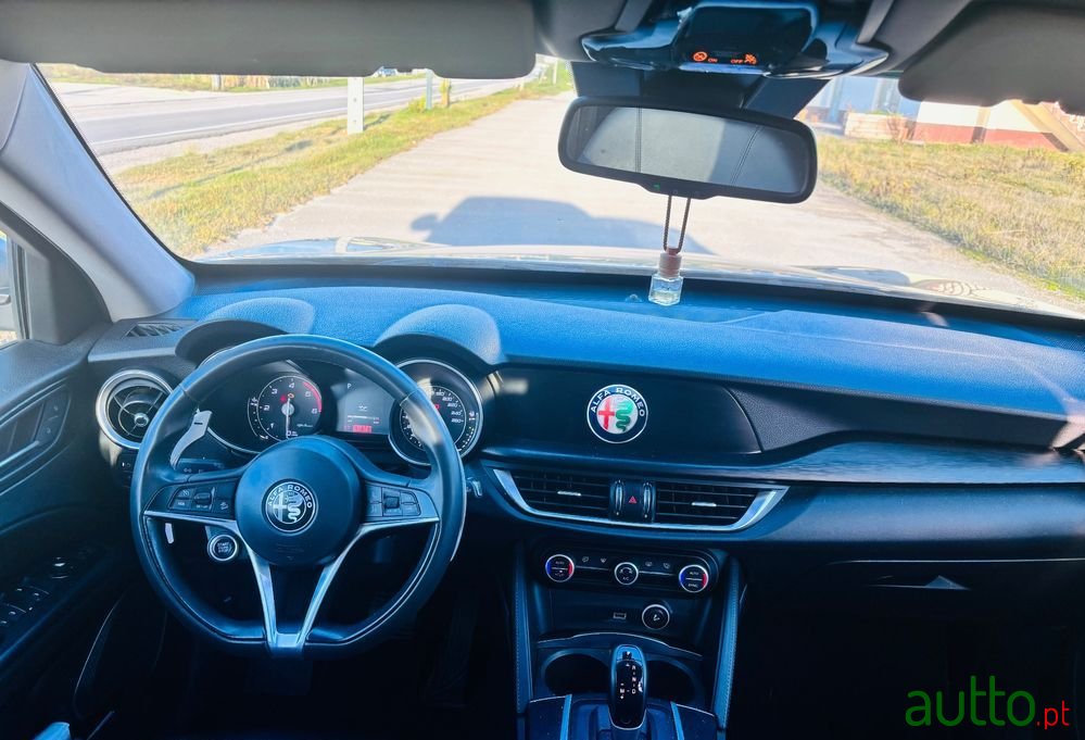 2018' Alfa Romeo Stelvio photo #6