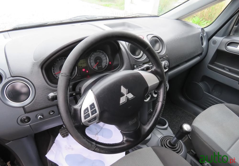 2010' Mitsubishi Colt photo #6